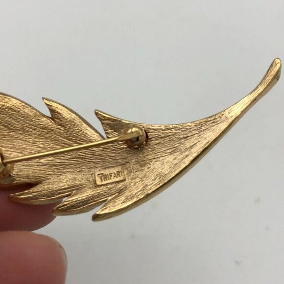 Trifari‎ Gold Tone Colored Feather Leaf Brooch Pin Costume Jewelry 2 1/2" - Picture 5 of 7